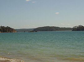 Blick über die Bucht mit Felsinseln
