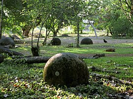 Mysteriöse Steinkugeln in einem Garten