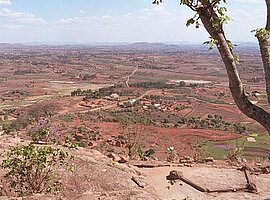 Blick vom Königspalast von Ambohimanga in die Landschaft des Hochlandes