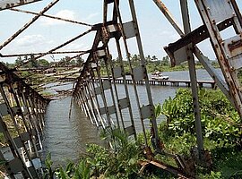 vom Zyklon zerstörte Brücke mit Behelfsbrücke