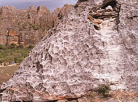 Felsen mit menschlichen Gebeinen