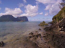 Blick von Dawsons Point über die Lagune auf Mt. Lidgbird und Mt. Gower