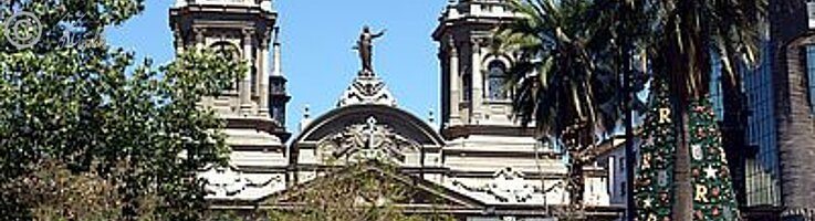 Blick über den Plaza de Armas mit Weihnachtsdekoration auf die Kathedrale