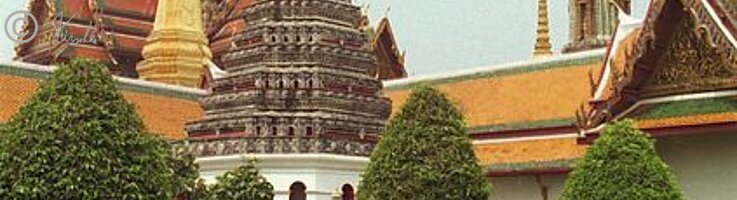 Blick auf einen Tempel (Chofa) mit Garten im Wat Phra Kaeo