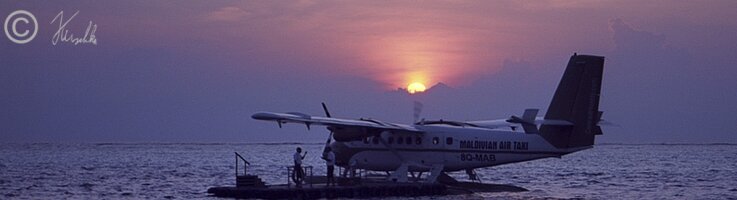 Blick zum Sonnenaufgang über das Wasserflugzeug