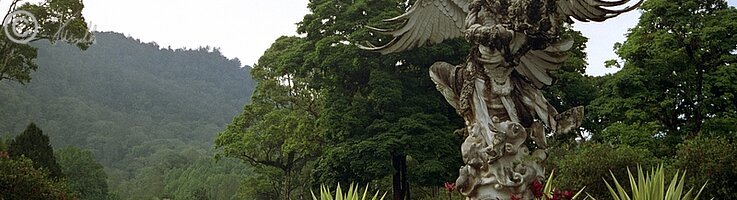 Drachenstatue am Eingang des Botanischen Gartens