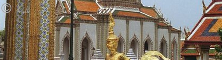 Details mit Plastiken im Wat Phra Kaeo