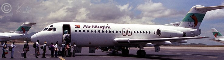 Maschine der Air Niugini auf dem Flugplatz von Port Moresby