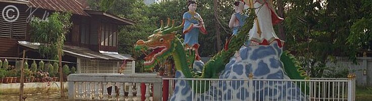 Drachen in einem Tempel am Khlong
