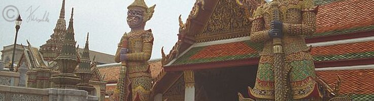 Dämonen bewachen den Eingang im Wat Phra Kaeo