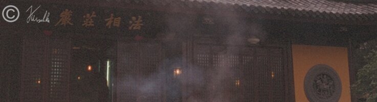 Gebet im Langhua-Tempel