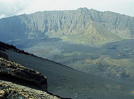 Blick vom Pico de Fogo auf Cha das Caldeiras