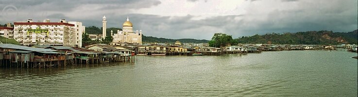 Blick vom Wasser auf Bandar Seri Begawan mit Moschee und Water Village