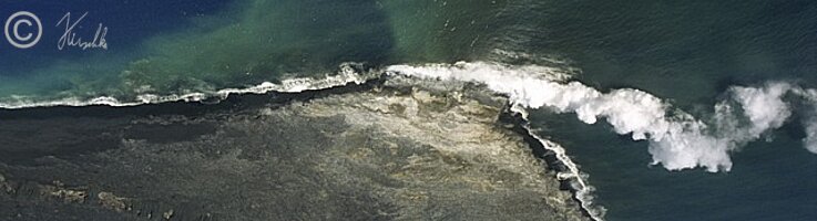 Blick vom Heli über Lavastrom ins Meer