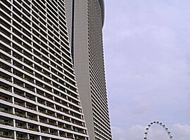 Blick vom Sheares Link-Durchgang auf den Singapore Flyer und die Fassade des Marina Bay Sands Gebäudes