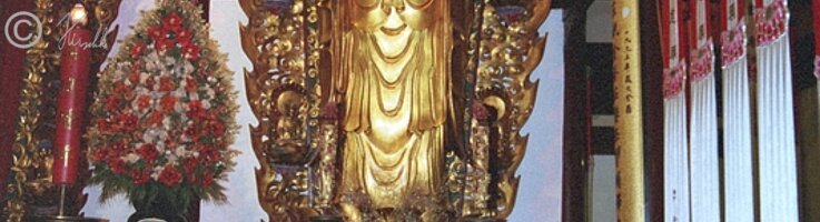 Buddhastatuen in einem Schrein des Longhua-Tempels