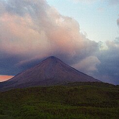 abendlicher Blick von NW auf den Arenal-Vulkan