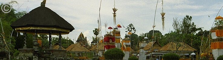 Blick auf den zum Fest geschmückten Tempel