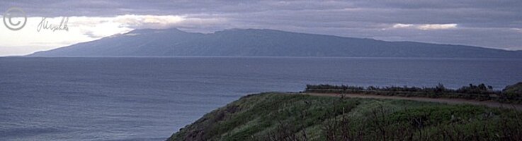 Blick von der W-Spitze von Maui auf Molokai