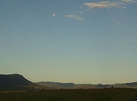 abendlicher Blick von Westen auf die Main Range mit Mond