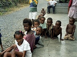 Kinder am Straßenrand westlich von Sao Filipe