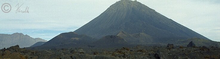 Blick vom Südrand der Caldeira und junge Lava auf Pico de Fogo