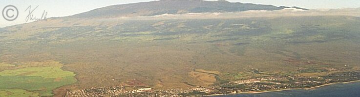 Blick aus dem Flugzeug auf Ostmaui mit Haleakala