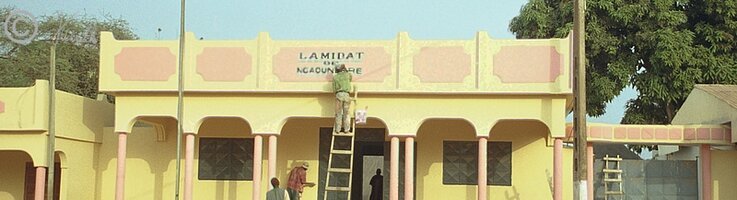 Maler an der Fasade des Lamidats