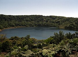 Blick über den Kratersee des erloschenen Nebenkraters