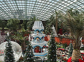 Blick in das Zentrum des Flower Dome mit Weihnachtsausstellung