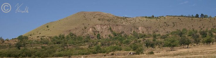 Blick von Osten über die Trockenrasen auf den Berg Rana