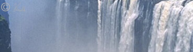 Wasserfall stürzt in die Schlucht