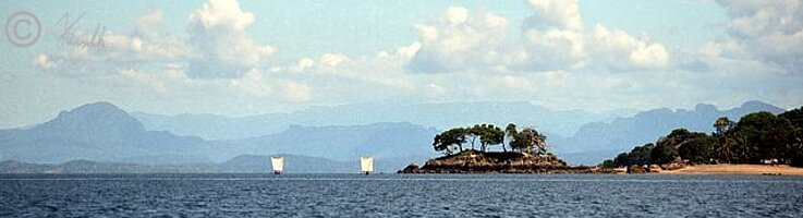 Blick auf die Nordspitze von Nosy Komba mit der madagassischen Hauptinsel im Hintergrund