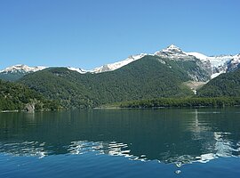 Blick vom Lago Menendez auf den Cerro Torrecillas