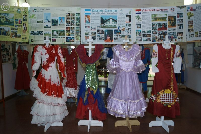 Trachten und Schautafeln verschiedener Nationalitäten im Museum