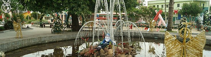 Brunnen mit Weihnachtsdekoration im Stadtpark