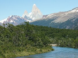 Blick entlang des Rio de las Vueltas zum Cerro Fitzroy