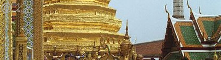 seitlicher Blick auf den Eingang eines Tempels am Wat Phra Kaeo