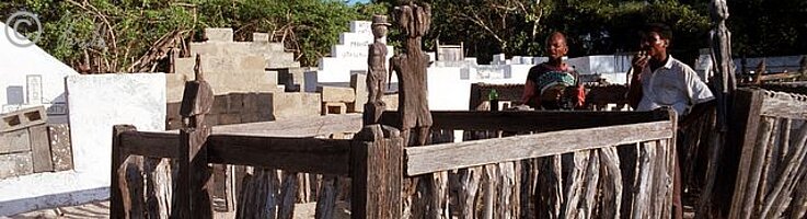 Friedhof mit Menabe- und Vezo-Gräbern
