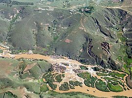 Blick aus der Luft auf Flußtal mit Erosion im Hochland 
