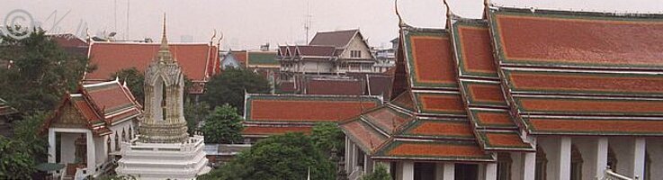 Blick von einem Prang auf Tempelgebäude im Wat Pho