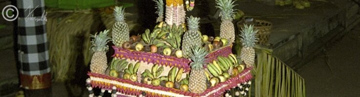Opfergabe aus Früchten im Tempel