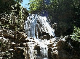 Wasserfall in einem Seitental der Gorges de la Tsiribihina