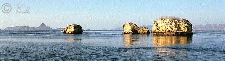 Kleine Felsinseln zwischen den Inseln Rincia und Komodo