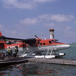 Wasserflugzeug wird am Flughafen entladen