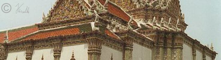 keramikverzierter Tempel im Wat Phra Kaeo