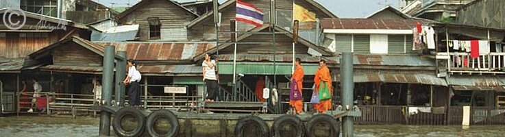 buddhistische Mönchen an einer Bootsanlegestelle