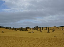 Blick auf die Pinnacles mit verwehendem Sand