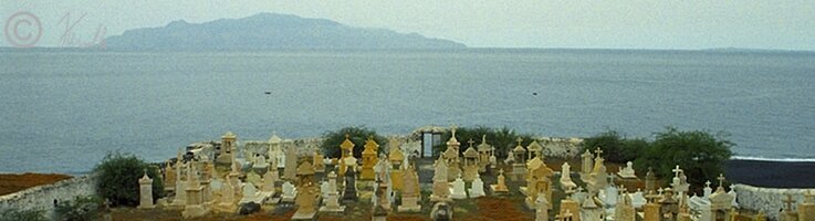 Blick über alten Friedhof von Sao Filipe auf Brava