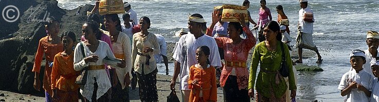 Hindus tragen Opfergaben aus dem Meerestempel